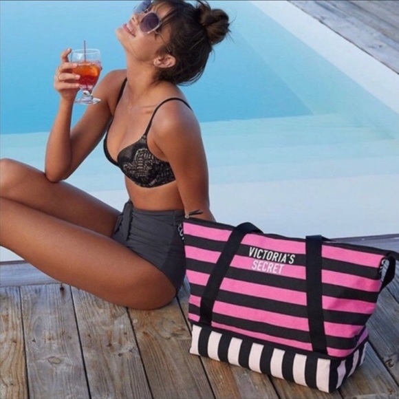 NWT VICTORIAS SECRET TOTE LIMITED EDITION 2018 WEEKENDER BEACH BAG LOGO NWT VICTORIAS SECRET TOTE LIMITED EDITION 2018 WEEKENDER BEACH BAG LOGO